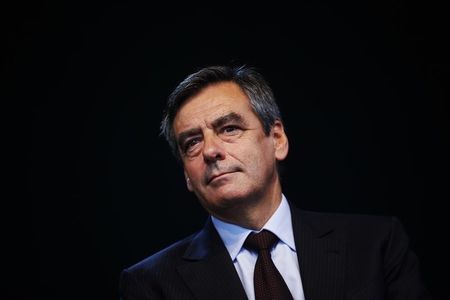 © Reuters. FRANÇOIS FILLON VA PORTER PLAINTE CONTRE DEUX JOURNALISTES DU MONDE