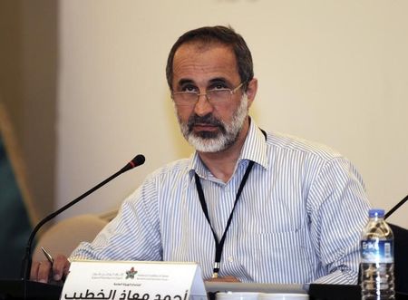 © Reuters. Former leader of the Syrian National Coalition Alkhatib speaks during a meeting in Istanbul