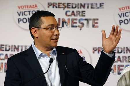 © Reuters. Romania's Prime Minister Ponta talks to the media after exit polls are announced in Bucharest