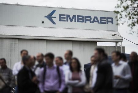 © Reuters. Employees of Embraer's main aircraft factory hold an assembly during a strike in Sao Jose dos Campos