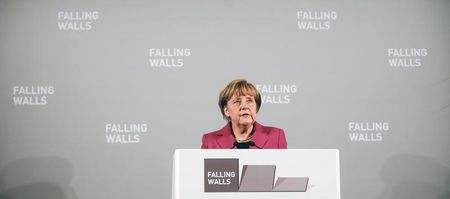 © Reuters. ميركل تحتفل بالذكرى السنوية 25 لسقوط جدار برلين