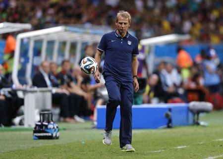 © Reuters. U.S. coach Juergen Klinsmann kicks the ball during the 2014 World Cup round of 16 game between Belgium and the U.S. at the Fonte Nova arena