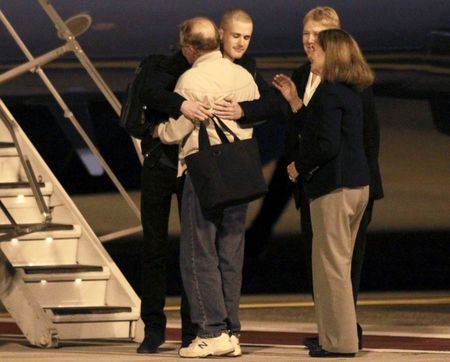 © Reuters. American Matthew Todd Miller reunites with his family upon returning to the U.S. along with fellow prisoner Kenneth Bae at McChord Field at Joint Base Lewis-McChord,Washington