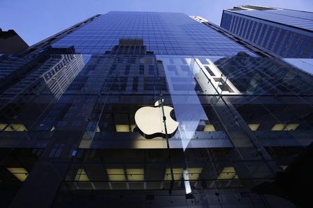 © Reuters. Logotipo da Apple aceso em uma loja da companhia em Sydney