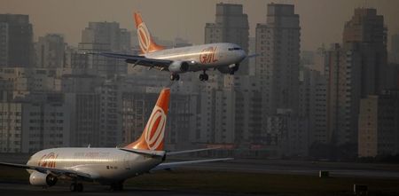 © Reuters. Aeronave da Gol se prepara para aterrisar no aeroporto de Congonhas, em São Paulo