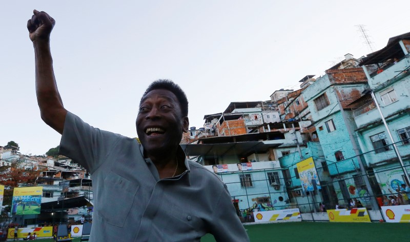 © Reuters. Pelé dice estar recuperado y agradece apoyo "a todo el mundo" en video