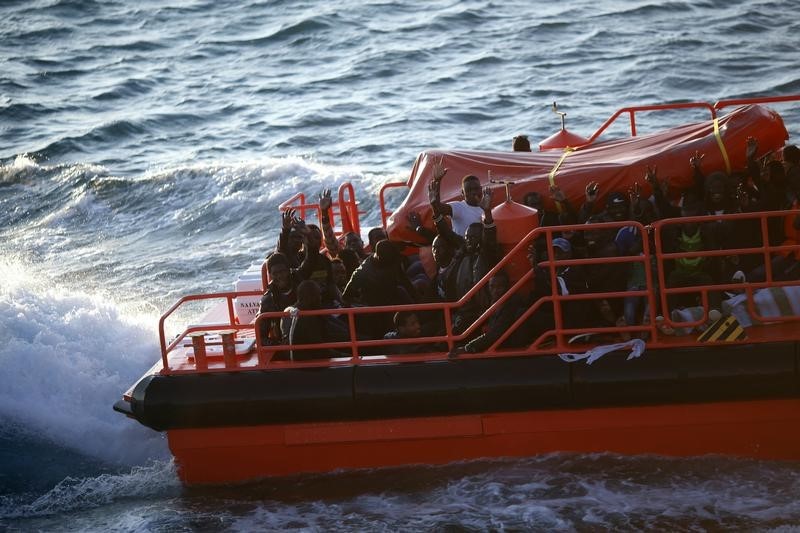 © Reuters. Salvamento Marítimo busca a 22 inmigrantes desaparecidos en el mar