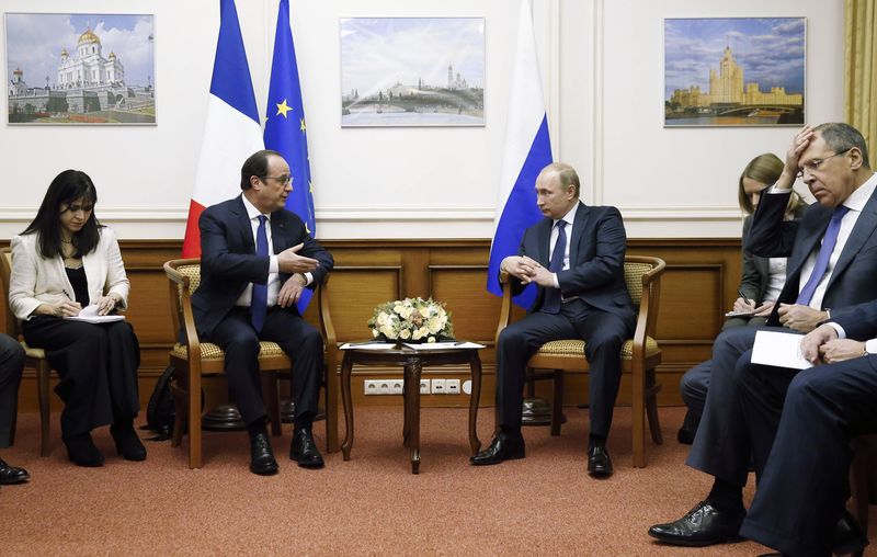 © Reuters. Hollande dice a Putin que quiere hablar sobre "la crisis de Ucrania"