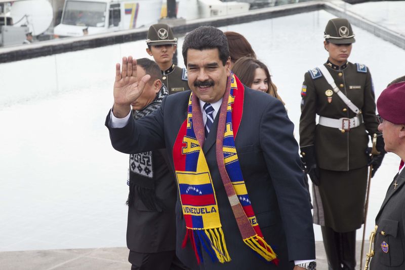 © Reuters. Venezuela's President Maduro waves to members of press during inauguration ceremony for new building of UNASUR headquarters in Quito