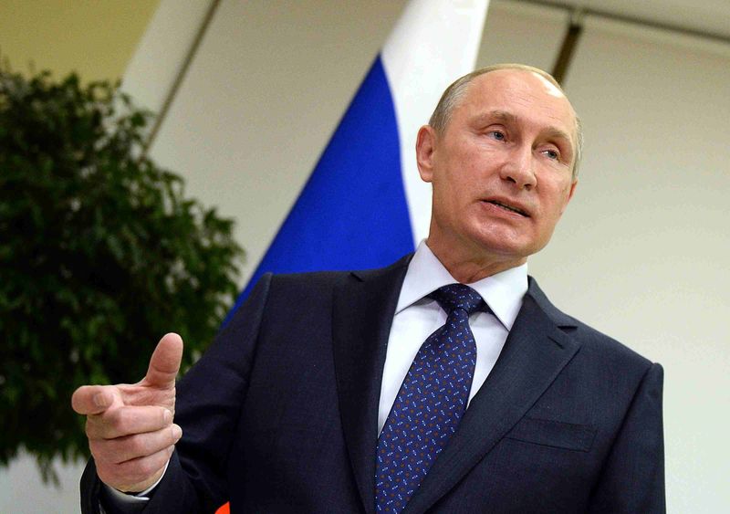 © Reuters. Russian President Vladimir Putin addresses journalists after a meeting with his French counterpart Francois Hollande at Moscow's Vnukovo airport