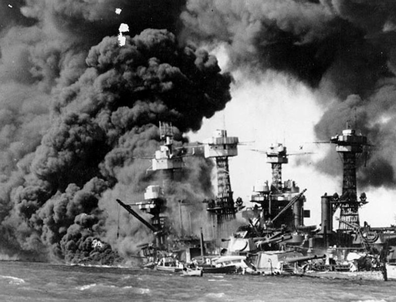 © Reuters. USS West Virginia burns and sinks after the Japanese attack on Pearl Harbor, Hawaii