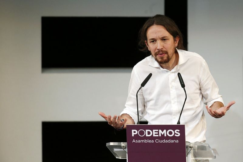 © Reuters. Podemos cede al PSOE el primer puesto en una encuesta de opinión