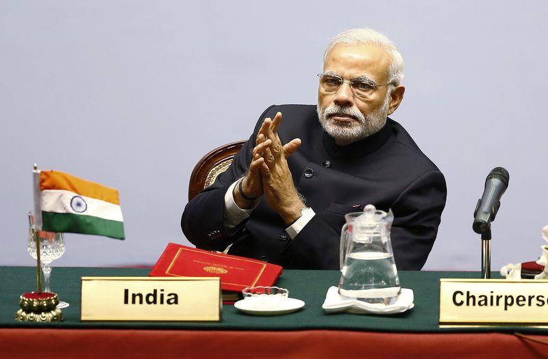 © Reuters. India's Prime Minister Modi attends the opening session of 18th SAARC summit in Kathmandu