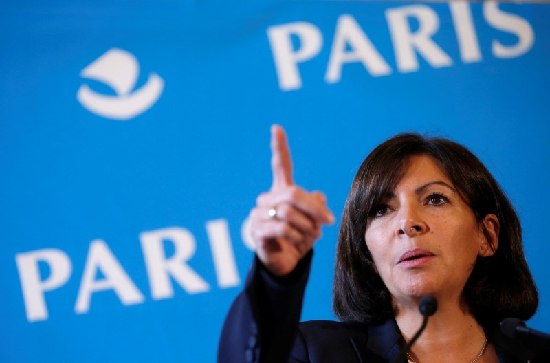 © Reuters. رئيسة بلدية باريس تسعى لحظر سيارات الديزل بحلول 2020 لمكافحة التلوث