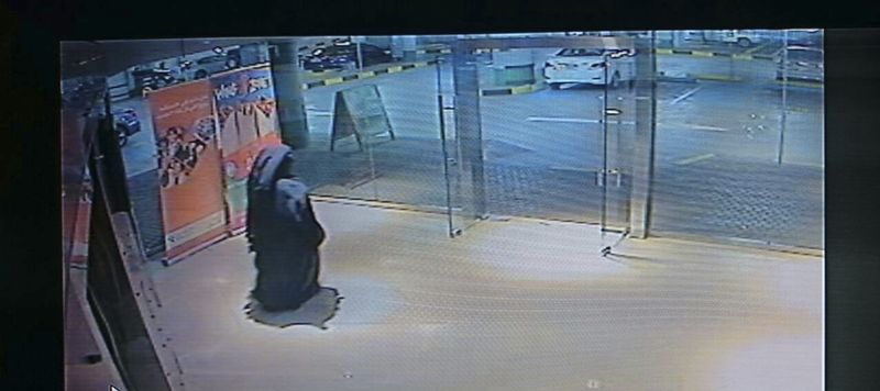 © Reuters. Handout still image of a person, dressed in a black robe and suspected in the killing of a U.S. woman at a shopping mall at Al Reem Island in Abu Dhabi