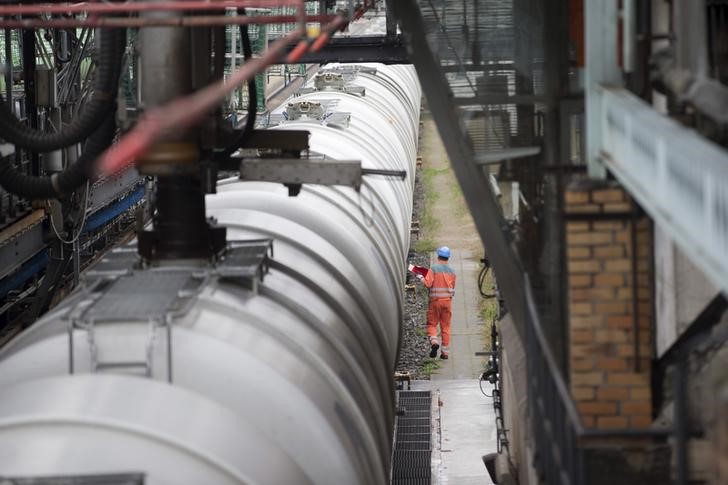 © Reuters. Рабочий готовит к отправке состав с бензином на НПЗ PCK в Шведте