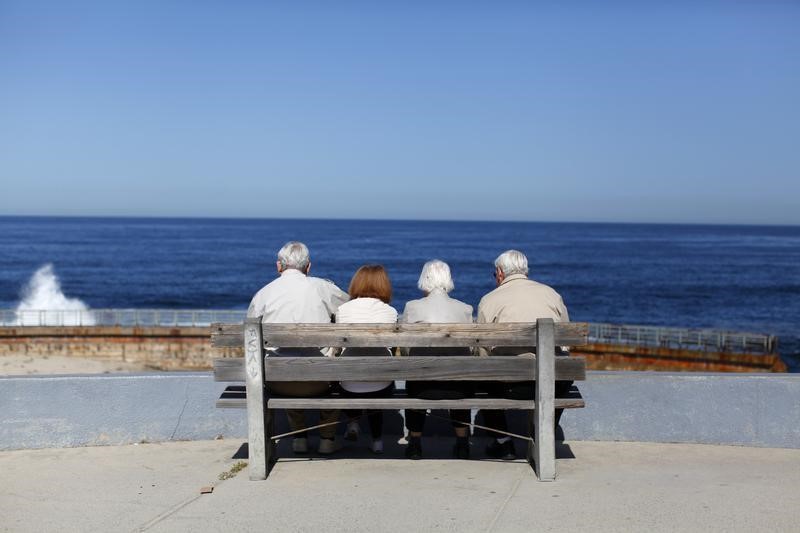 © Reuters. Elderly couples view the ocean and waves along the beach in La Jolla