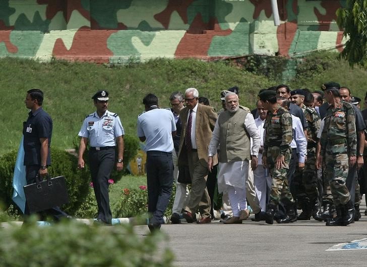 © Reuters. India's Prime Minister Narendra Modi walks with senior army officials after his arrival in Jammu