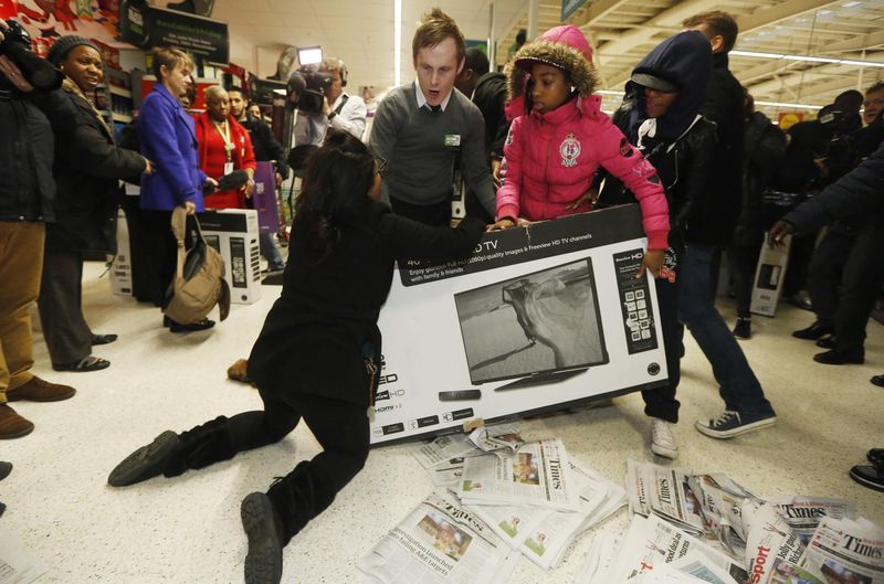 © Reuters. Shoppers wrestle over a television as they compete to purchase retail items on "Black Friday" at an Asda superstore in Wembley