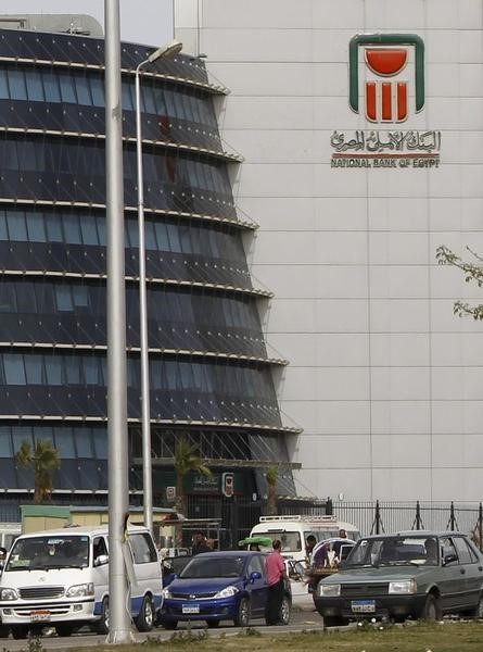 © Reuters. نزيف العقول يهدد البنوك الحكومية في مصر بسبب الحد الأقصى للأجور