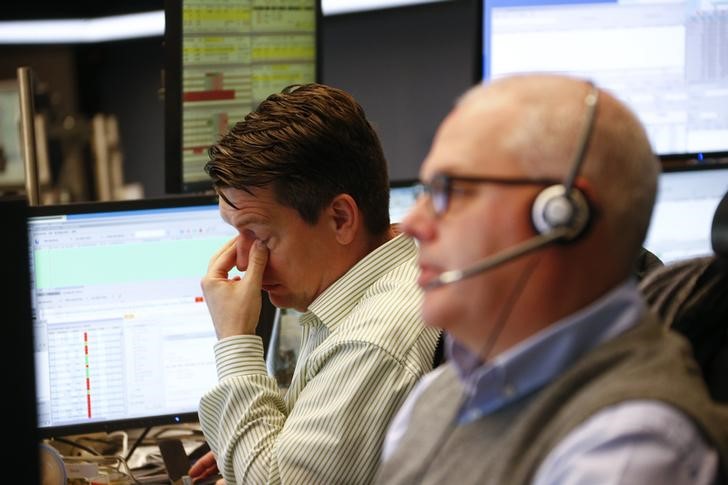 © Reuters. Traders are pictured at their desks at the Frankfurt stock exchange