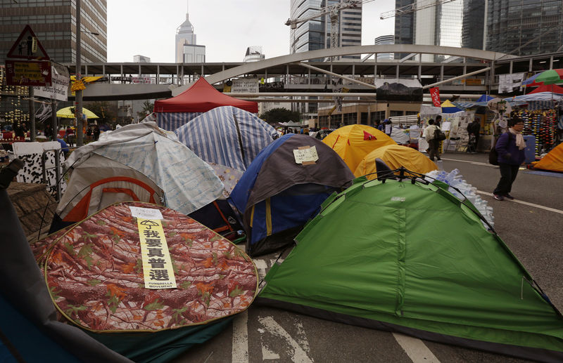 © Reuters. المتظاهرون في هونج كونج يتناقصون قبل الاخلاء المتوقع لمعسكر الاعتصام