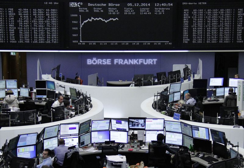 © Reuters. Las bolsas europeas caen tras la bajada de rating de Italia