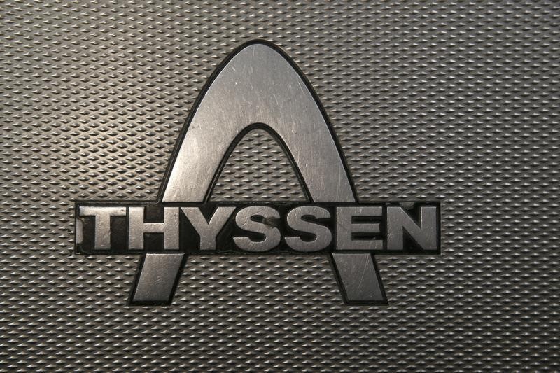 © Reuters. A general view of an escalator with a Thyssen logo in Essen 