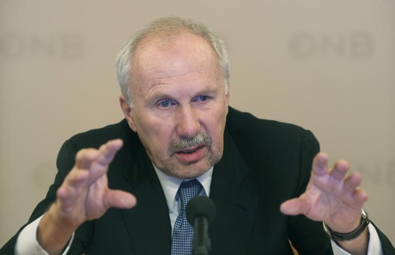 © Reuters. European Central Bank Governing Council member Nowotny addresses a news conference in Vienna