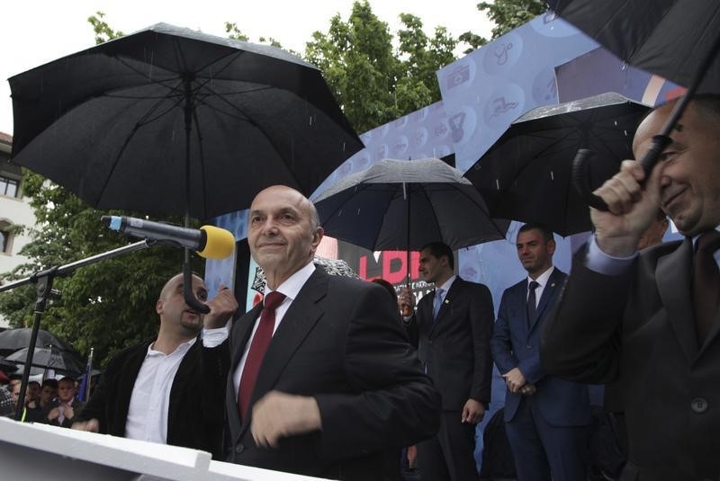 © Reuters. Leader of the biggest opposition party LDK Mustafa speaks to supporters at an election rally in Peja