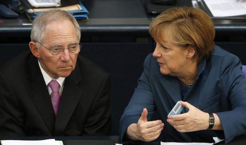 © Reuters. German Chancellor Merkel talks to  Finance Minister Schaueble during a session of the lower house of parliament Bundestag in Berlin