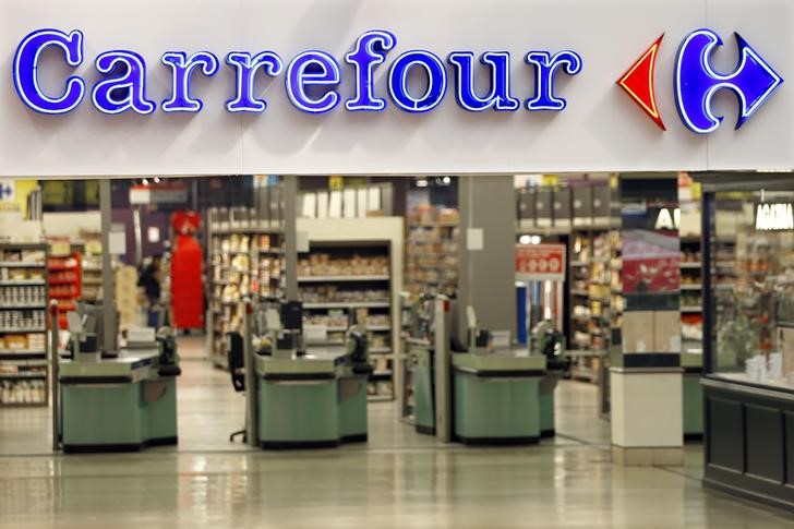 © Reuters. The logo of Carrefour is seen at the entrance of the Carrefour's Bercy hypermarket in Charenton Le Pont, near Paris