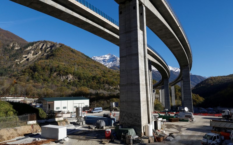 © Reuters. View of the construction site of a high-speed train line, known as TAV (Treno Alta Velocita), in Chiomonte,