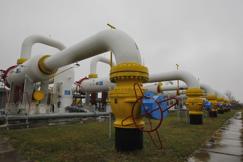 © Reuters. Gas cleaning system pipes are pictured at Romny gas compressor station in Sumy region