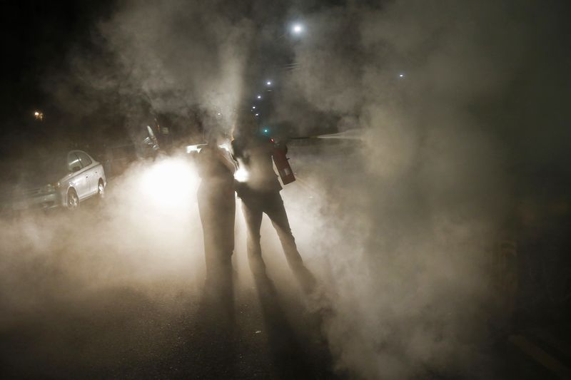 © Reuters. Policía y manifestantes se enfrentan en California entre tensiones raciales