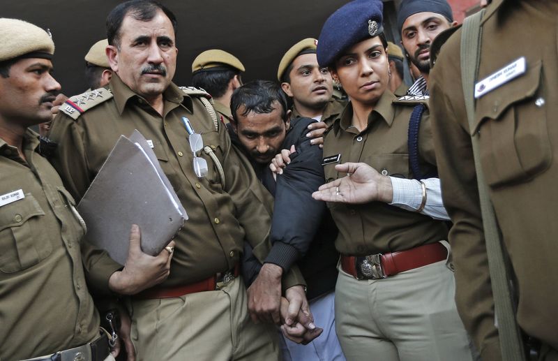 © Reuters. Policemen escort driver Yadav who is accused of a rape outside a court in New Delhi