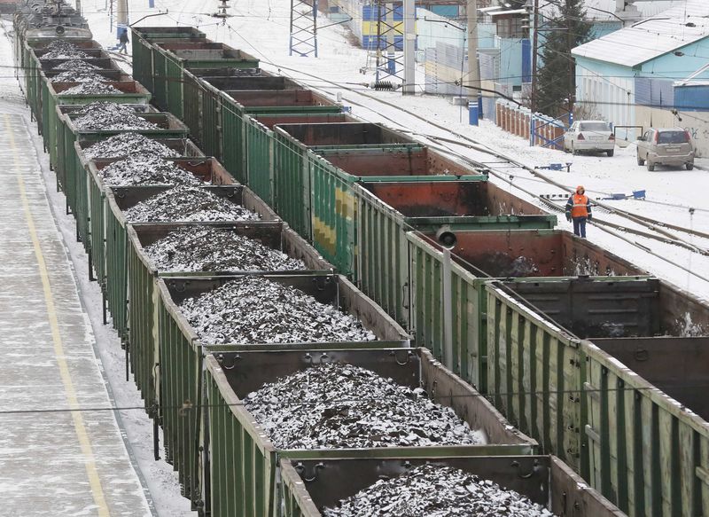 © Reuters. Вагоны с углем на станции Злобино в Красноярске