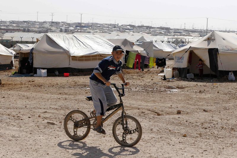 © Reuters. منظمات إغاثة تحث الدول الغنية على استقبال 5 في المئة من اللاجئين السوريين