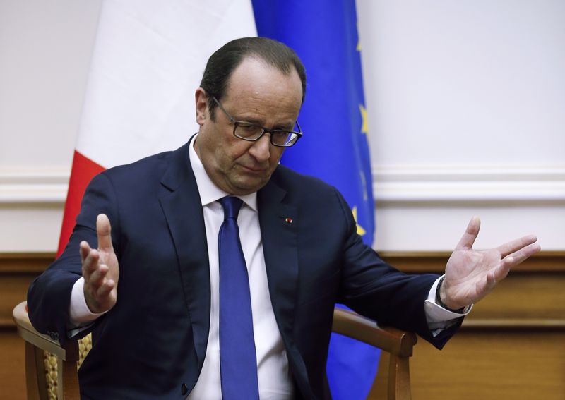 © Reuters. French President Hollande attends a meeting with his Russian counterpart Putin at Moscow's Vnukovo airport