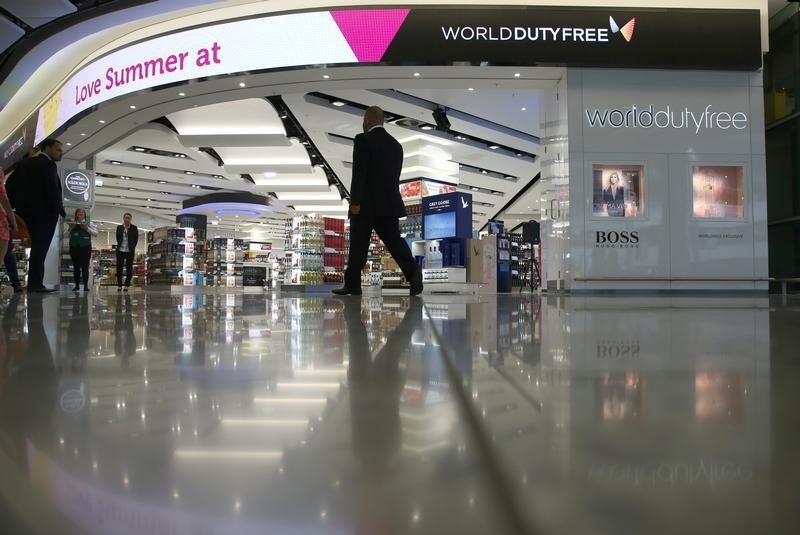 © Reuters. A Duty Free shop is seen in Terminal 2 at Heathrow Airport in London