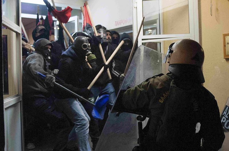 © Reuters. الشرطة اليونانية تحقق في ضرب الشرطة لمتظاهر مكبل
