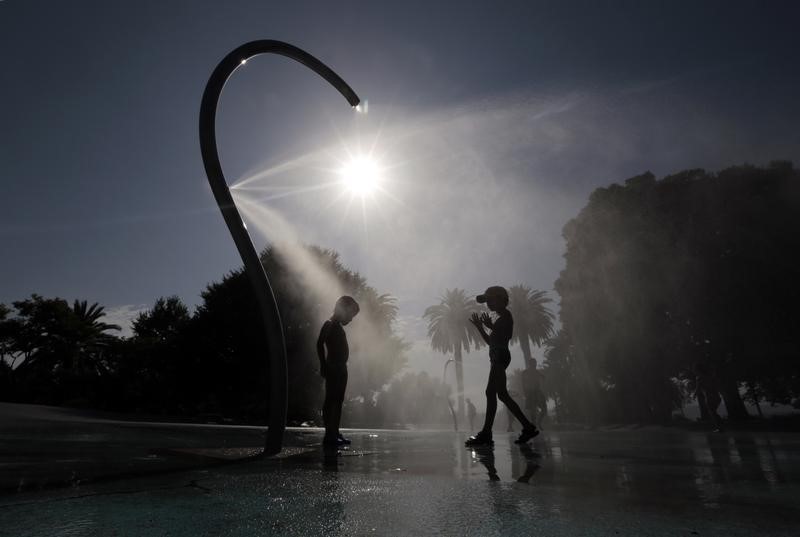 © Reuters. LA PROBABILITÉ DÉTÉS CANICULAIRES EN EUROPE AUGMENTE RAPIDEMENT AVEC LE RÉCHAUFFEMENT CLIMATIQUE 