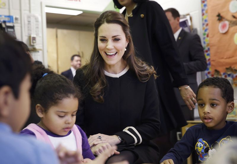 © Reuters. Kate Middleton, the Duchess of Cambridge, sits next to April and Sammy in a pre-school class at the Northside Center for Childhood Development in New York