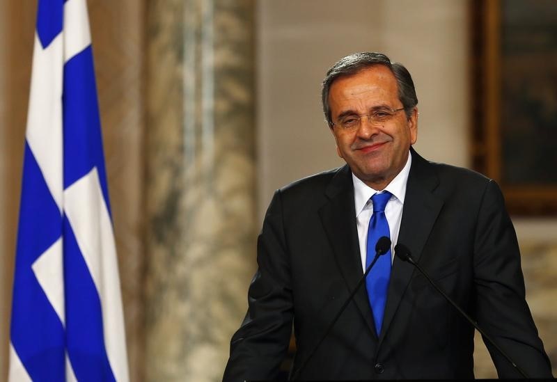 © Reuters. Greek Prime Minister Antonis Samaras smiles during a news conference with Egypt's President Abdel Fattah al-Sisi and Cyprus' President Nicos Anastasiades after their summit at the presidential palace in Cairo