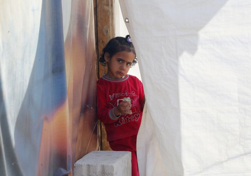 © Reuters. اللاجئون السوريون في لبنان يعانون نقصا حادا في الغذاء