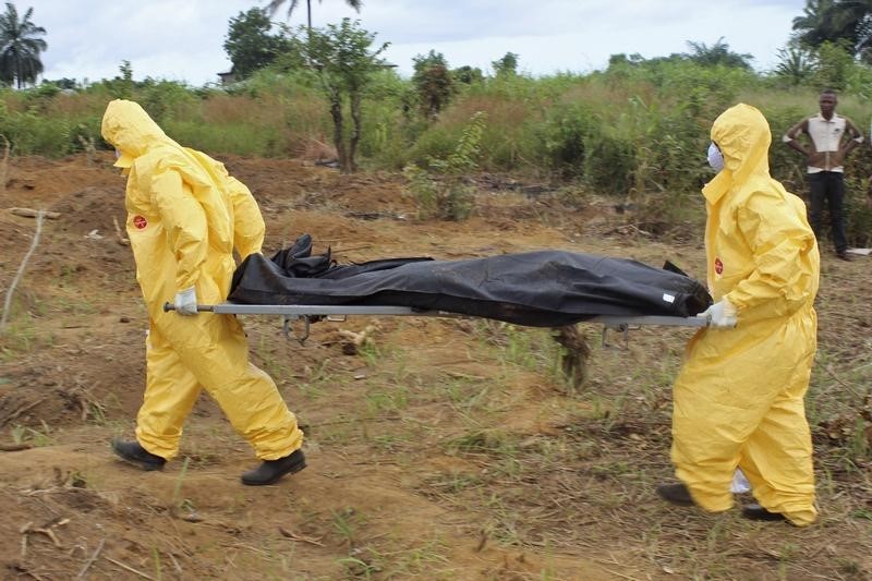 © Reuters. منظمة:سيراليون تجاوزت ليبيريا في عدد حالات الاصابة بالايبولا
