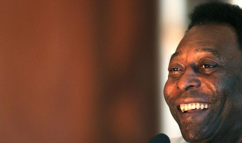 © Reuters. Pelé concede entrevista coletiva no Rio em 2011