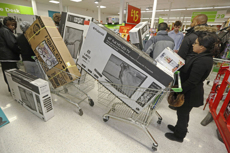 © Reuters. Shoppers queue to purchase retail items on "Black Friday" at an Asda superstore in Wembley, north London