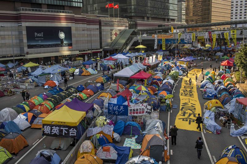 © Reuters. المحكمة العليا في هونج كونج تصدر أمرا باخلاء مواقع الاحتجاجات
