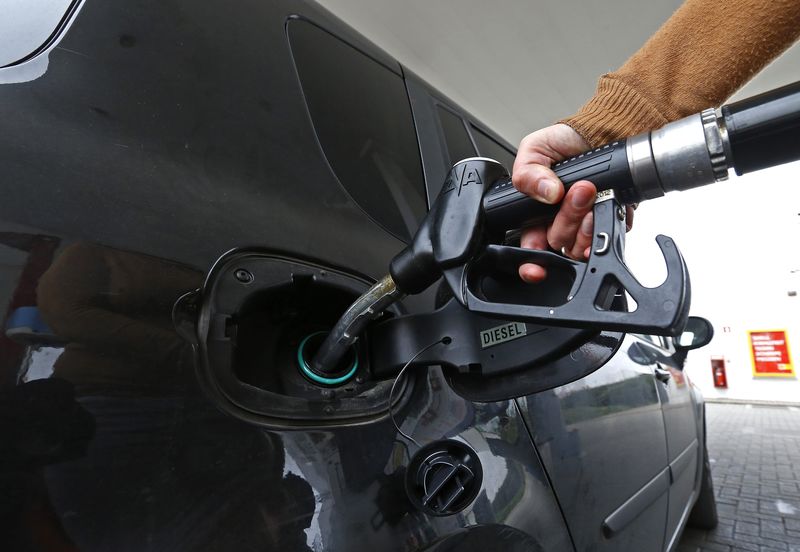 © Reuters. A customer fills the tank of her car at a fuel station in Sint Pieters Leeuw